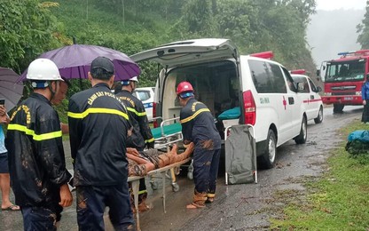Video: Sạt lở lớn trên QL34 qua Hà Giang vùi lấp xe khách, 10 người thiệt mạng