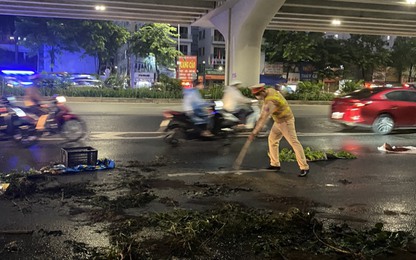 Video CSGT Hà Nội kịp thời dọn vết dầu loang dài 100m trên đường Phạm Văn Đồng