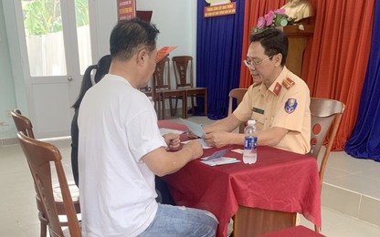 CSGT xử phạt tài xế người nước ngoài lái xe ô tô đi vào làn đường xe máy trên cầu Phú Mỹ