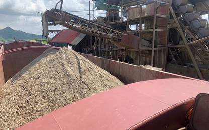 Video bắt quả tang nhiều tàu "cát tặc" mặc sức vươn vòi trên sông Lô