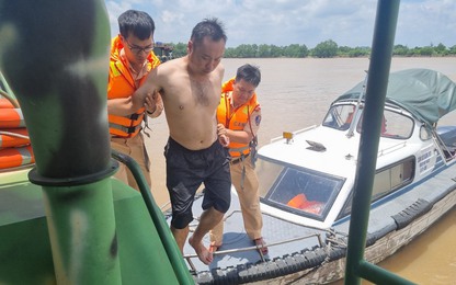 Kịp thời cứu thuyền viên thoát đuối nước khi đang chới với trên sông Cấm