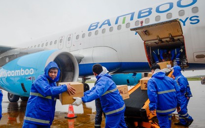 Chùm ảnh: Hàng chục tấn hàng cứu trợ bão lũ được các hãng hàng không vận chuyển miễn phí tới Hà Nội