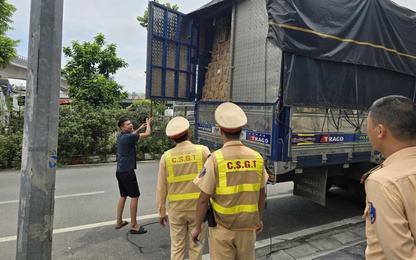 Kiểm tra nồng độ cồn phát hiện tài xế chở 9 tấn kẹo, hơn 1 nghìn bánh trung thu không nguồn gốc