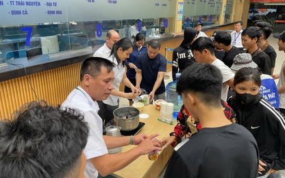 Video bến xe ở Hà Nội hỗ trợ ăn nghỉ cho hàng chục hành khách mắc kẹt vì bão số 3