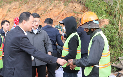 Chủ tịch UBND tỉnh Lâm Đồng trao quà Tết cho công nhân dự án nút giao thông trọng điểm TP. Đà Lạt