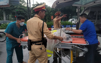 Video CSGT Hà Nội kịp thời đưa 2 cháu nhỏ bệnh nặng qua điểm ngập chuyển xe đi cấp cứu