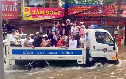 Hà Nội: CSGT dùng xe chuyên dụng đưa dân qua điểm ngập