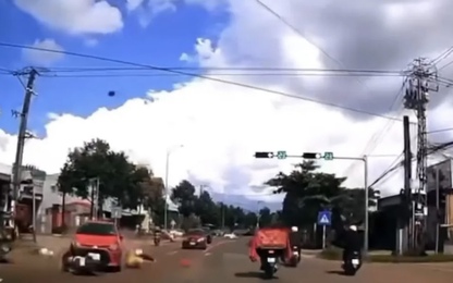 Ô tô tông liên hoàn trên QL19, ba người đi xe máy bị thương nặng