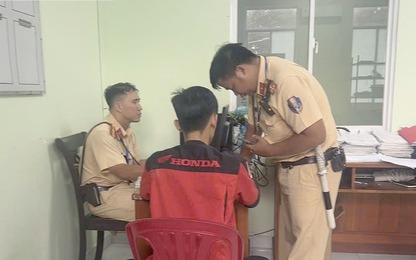 CSGT TP.HCM xử phạt vợ quay clip chồng chạy xe máy bằng một bánh rồi đăng lên TikTok