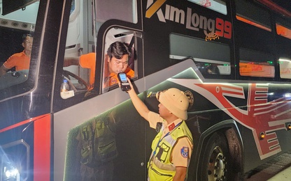 Video CSGT xuyên đêm kiểm tra nồng độ cồn