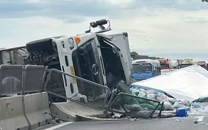 Xe tải lật chắn ngang cao tốc Vĩnh Hảo - Phan Thiết