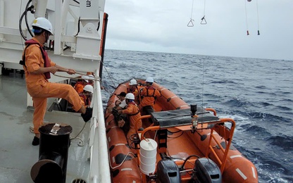 Hành trình khẩn cấp xuyên đêm cứu ngư dân bị tai nạn lao động trên biển ngay trước cơn bão số 12