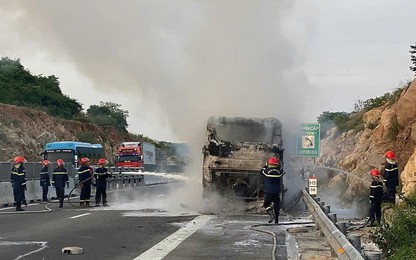 Xe khách chở 30 người cháy rụi trên cao tốc Nha Trang - Cam Lâm