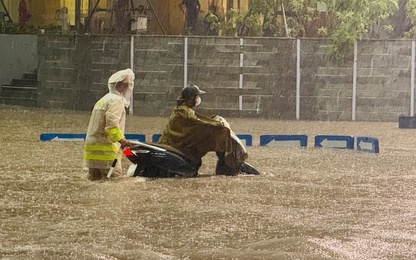 Hà Nội: Nhiều tuyến đường ngập sâu, giao thông ùn ứ