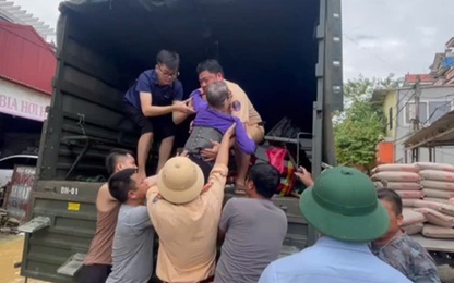 Video cảnh sát đường thủy Hà Nội phối hợp địa phương sơ tán người dân vùng hạ lưu sông Cầu