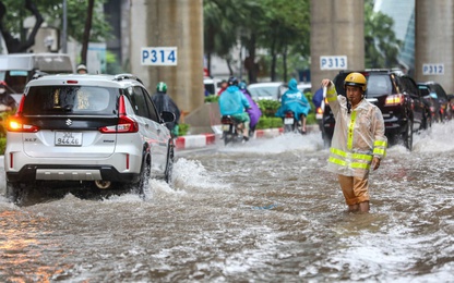 Hà Nội: Nhiều khu vực vẫn ngập sâu, CSGT chủ động phân luồng từ xa, hỗ trợ người dân