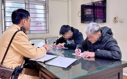 Xử phạt nam thanh niên bốc đầu xe máy, không đội mũ bảo hiểm trên đường Đặng Công Chất, Hà Nội