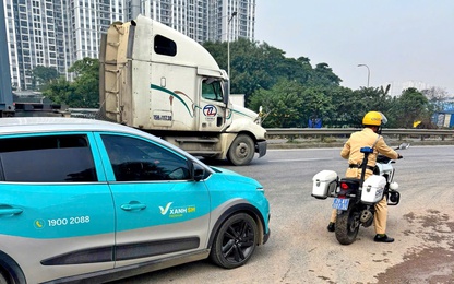 Video CSGT Hà Nội kịp thời mở đường, hỗ trợ xe chở sản phụ đến bệnh viện