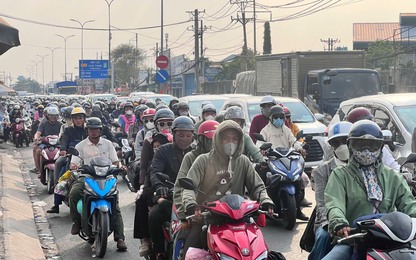 TP. HCM đông nghẹt người dân quay trở lại sau kỳ nghỉ Tết, giao thông các cửa ngõ ùn tắc