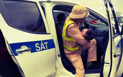 Bé gái 2 tuổi lên cơn co giật, CSGT dùng xe đặc chủng đưa đi cấp cứu kịp thời