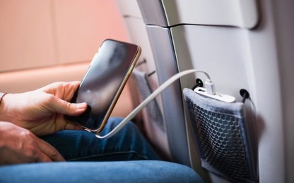 Vì sao hành khách không được dùng sạc dự phòng trên máy bay?