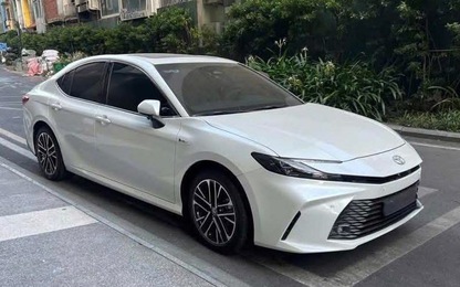 Chạy hơn 300 km, Toyota Camry hybrid 2025 bán lại giá bất ngờ