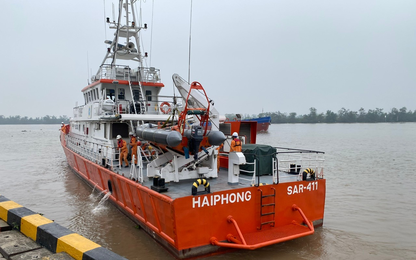 Khẩn trương cứu thuyền viên sau khi tàu cá bị chìm