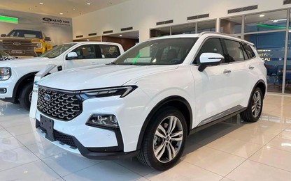 Áp lực từ Mazda CX-5, Ford Territory giảm xuống dưới 700 triệu, xả kho đón bản mới