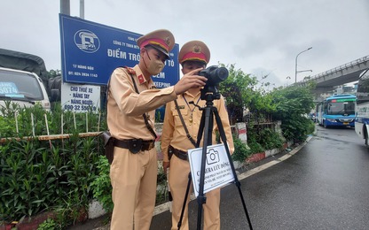 [Video] Cận cảnh CSGT dùng camera lưu động “phạt nguội” người đi xe máy vi phạm