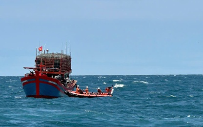 Cận cảnh cứu thành công 11 thuyền viên tàu Công Thành 07 bị chìm tại vùng biển Hà Tĩnh