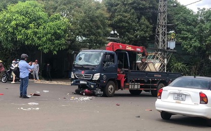 Gia Lai: Xe máy va chạm với xe tải, hai người thương vong