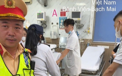 Video CSGT kịp thời hỗ trợ đưa người bị đột quỵ đến bệnh viện Bạch Mai cấp cứu