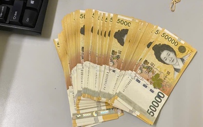 Vị khách Hàn Quốc xúc động khi nhận lại 5 triệu Won bỏ quên tại sân bay Nội Bài