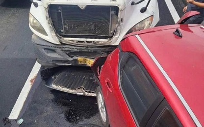 Ô tô con kẹp giữa 2 container, đi thế nào an toàn khi gặp “hung thần xa lộ”?