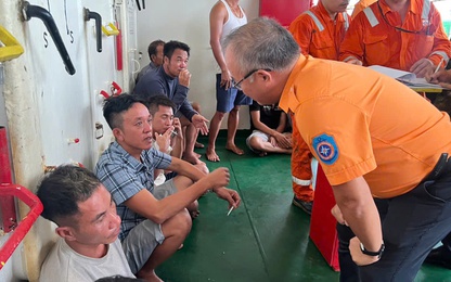 Video: Cận cảnh cứu 11 ngư dân Quảng Ninh trôi dạt trên biển, đã hoàn tất công tác bàn giao