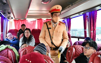 CSGT xử lý hàng loạt tài xế ôtô vừa điều khiển xe trên cao tốc vừa nghe điện thoại