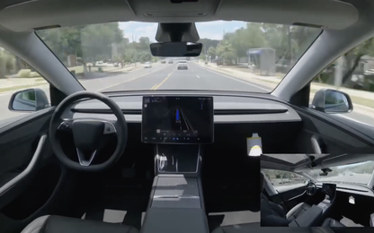 Tesla giao xe từ nhà máy đến nhà khách không cần nhân viên