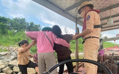 CSGT phối hợp ngư dân cứu người phụ nữ nhảy cầu tự tử