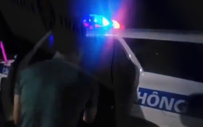 Video CSGT Quảng Ninh kịp thời hỗ trợ sản phụ chuyển dạ trong đêm mưa bão số 3
