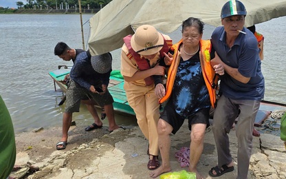 Video Cảnh sát đường thủy kịp thời cứu sống cụ bà đuối nước trên sông Đuống