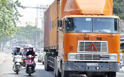 Xe tải nhiều điểm mù, xe máy đi gần thế nào để an toàn?