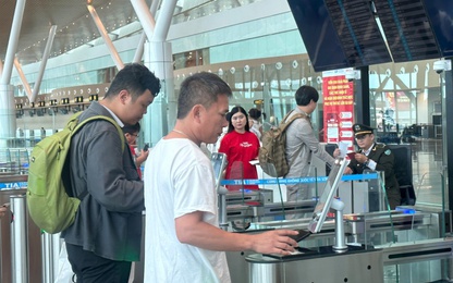 Hành khách làm thủ tục quét khuôn mặt qua VneID tại sân bay Tân Sơn Nhất