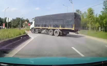Ô tô đâm xe tải đang quay đầu, lỗi cơ bản nhiều tài xế mắc phải