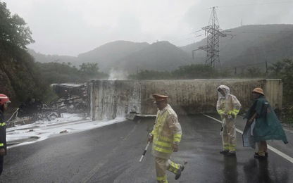 Hai ô tô lật trên đèo Mang Yang, xe đầu kéo bốc cháy dữ dội