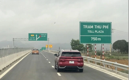 Lái ô tô trên cao tốc thế nào để xe sau không ức chế