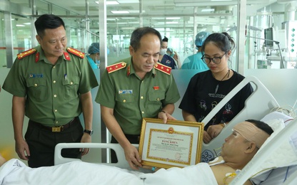 Giám đốc Công an Hà Nội thăm hỏi, động viên Đại úy CSCĐ bị "quái xế" tông khi làm nhiệm vụ A80