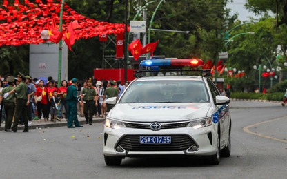 CSGT Hà Nội dùng xe chuyên dụng mở đường đưa cháu bé đi cấp cứu kịp thời