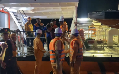 Cận cảnh đưa toàn bộ 20 thuyền viên trên tàu dầu GT Unity về bờ an toàn