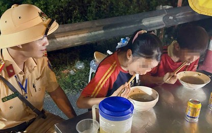 Hà Nội: CSGT kịp thời giúp đỡ hai em nhỏ từ Thanh Hóa ra Hà Nội xem diễu binh bị lạc