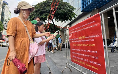 Hà Nội: Trông xe, phát nước miễn phí tại ga Cát Linh phục vụ nhân dân ngày đại lễ A80